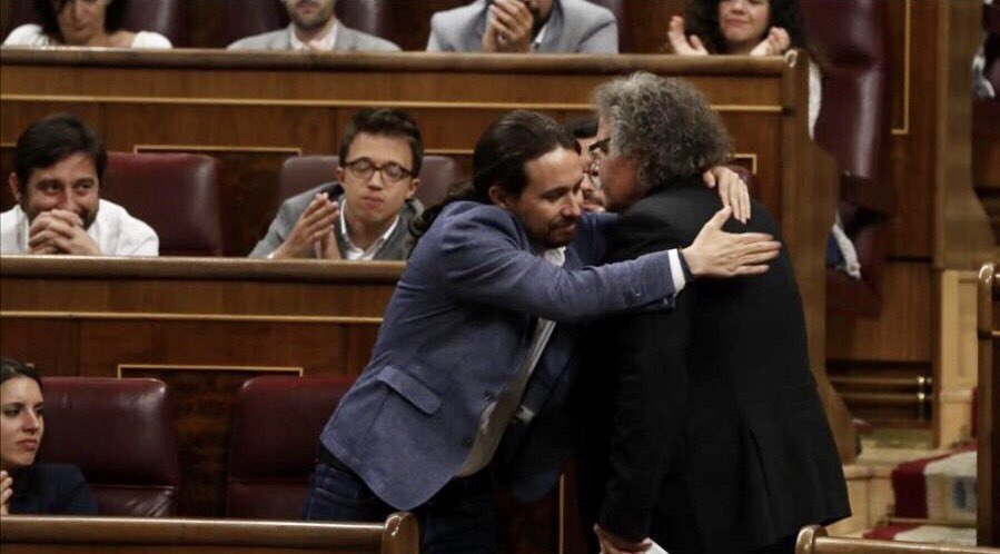 ppopular's tweet photo. Cada vez que Pablo Iglesias abraza a los independentistas le está dando la espalda a España 🇪🇸  y a la Constitución. https://t.co/iACIsfZxWf