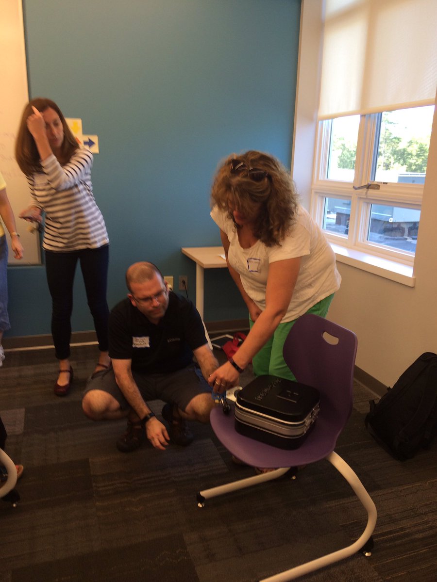 #nErDcampNNE learning with <a href="/LeonhardtLearn/">Brooke Leonhardt</a> about #breakoutedu