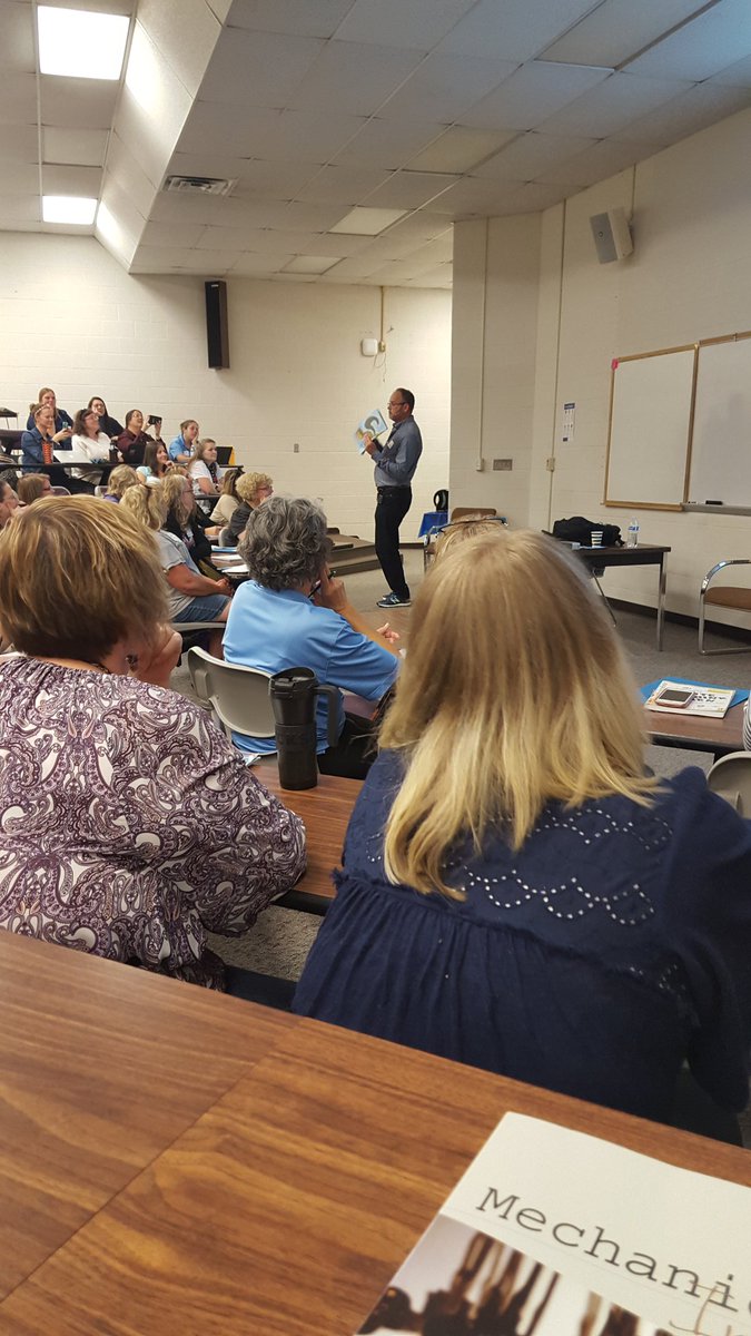 MsAlgerITRT's tweet photo. Story time with @writeguyjeff! #SVWP #WritetoLearnConference @mmhfb @KatySchain @sloppycopytchr https://t.co/1kNPPU4uAY