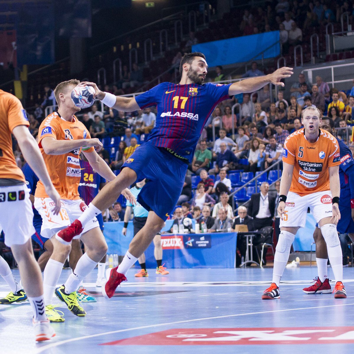 FCBhandbol's tweet photo. 📌 #HandbolLive 
🏆 @ehfcl R2
🤾🏼‍♂️ @FCBhandbol 27-28 @IFKKristianstad 
⌚️ Min 55
📍 Palau Blaugrana
📱 #ForçaBarça 🔵🔴 https://t.co/2OaDURmxpU
