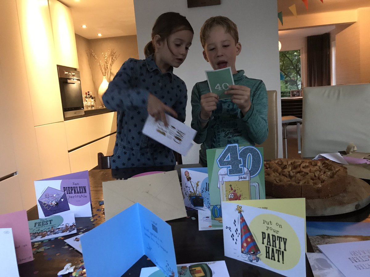 Haha! 21 verjaardagskaarten (met confetti) van de deelnemers aan #masterclassnieuwezorg waarvoor ik laatst een lezing gaf. #leukhoor! #dank!