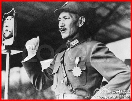 zhu0588's tweet image. @轩辕鸿鸣 37年8月蒋介石指挥了人类史上最惨烈的战役之一：淞沪会战。此战中国投入兵力75万，伤亡30余万。同年8月蓝萍来到延安，认识与与贺子珍闹分居的毛，不久俩人同居并结婚。蓝萍等文艺青年给延安带来新的生活风气，窑洞前掀起交际舞热，一派歌舞升平。这段时期，一个在浴血，一个在艳遇