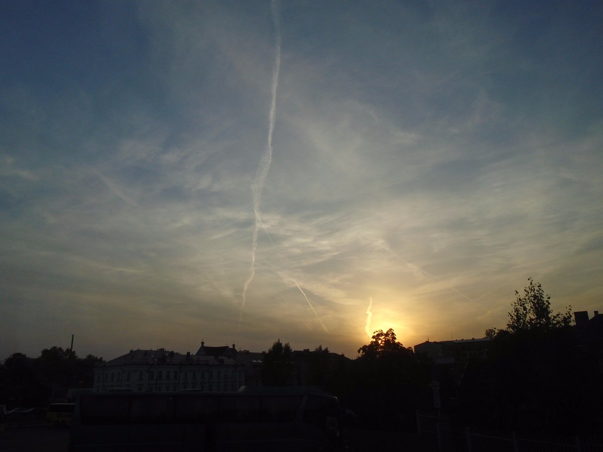 Jurisu's tweet photo. A glorious Vilnius sunset! #Liithuania https://t.co/OGhVTCjL1b
