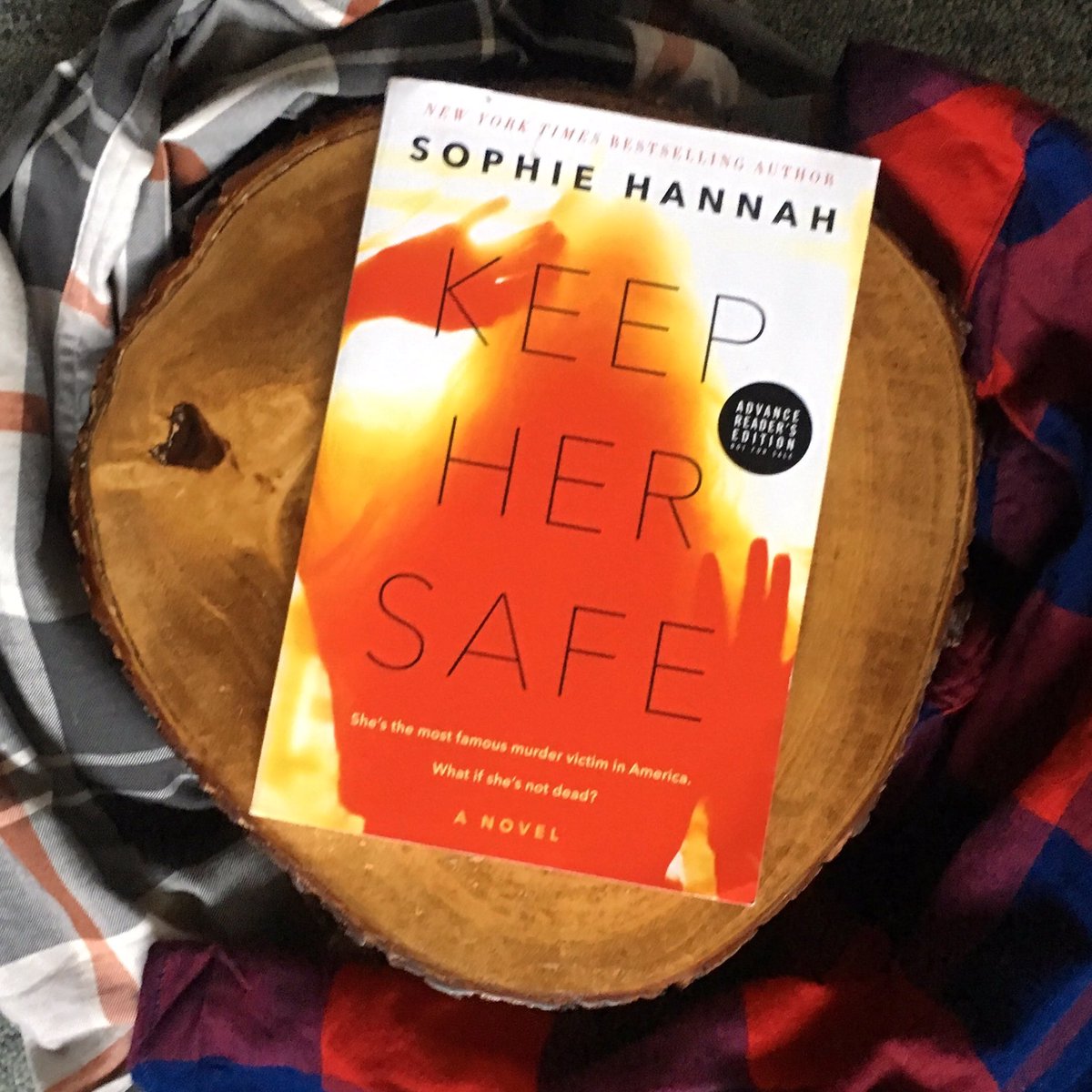 jackiereads24's tweet photo. A perfect fall read for those of us living in #Arizona!  My full review is up at https://t.co/uFF0mUb6ln! #bookreview #seconddayoffall https://t.co/Qas9ZCeDFw