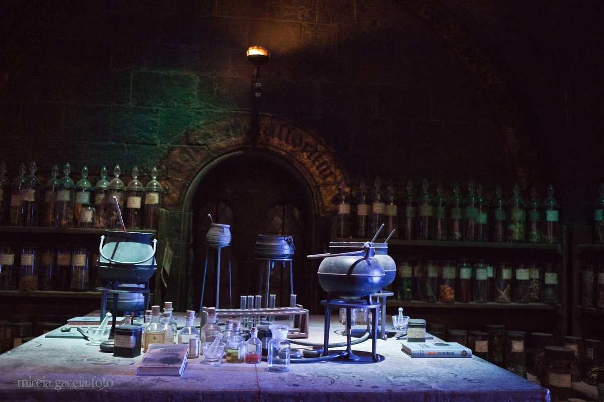 Jakeetty's tweet image. &amp;lt; Rol entre @Aurorasuis &amp;amp; @Jakeetty &amp;gt;

- Hogwarts - Sala de pociones -

'' Pura química ''