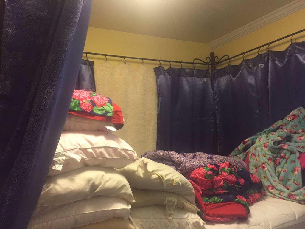 Janae_Cheri_'s tweet photo. Oh my gosh, oh my gosh. It's happening guys. I'm cleaning my room. #9pillows #2duvets #1quilt #2blankets #7decorativepillows #1bodypillow https://t.co/wFO1W3ugqt
