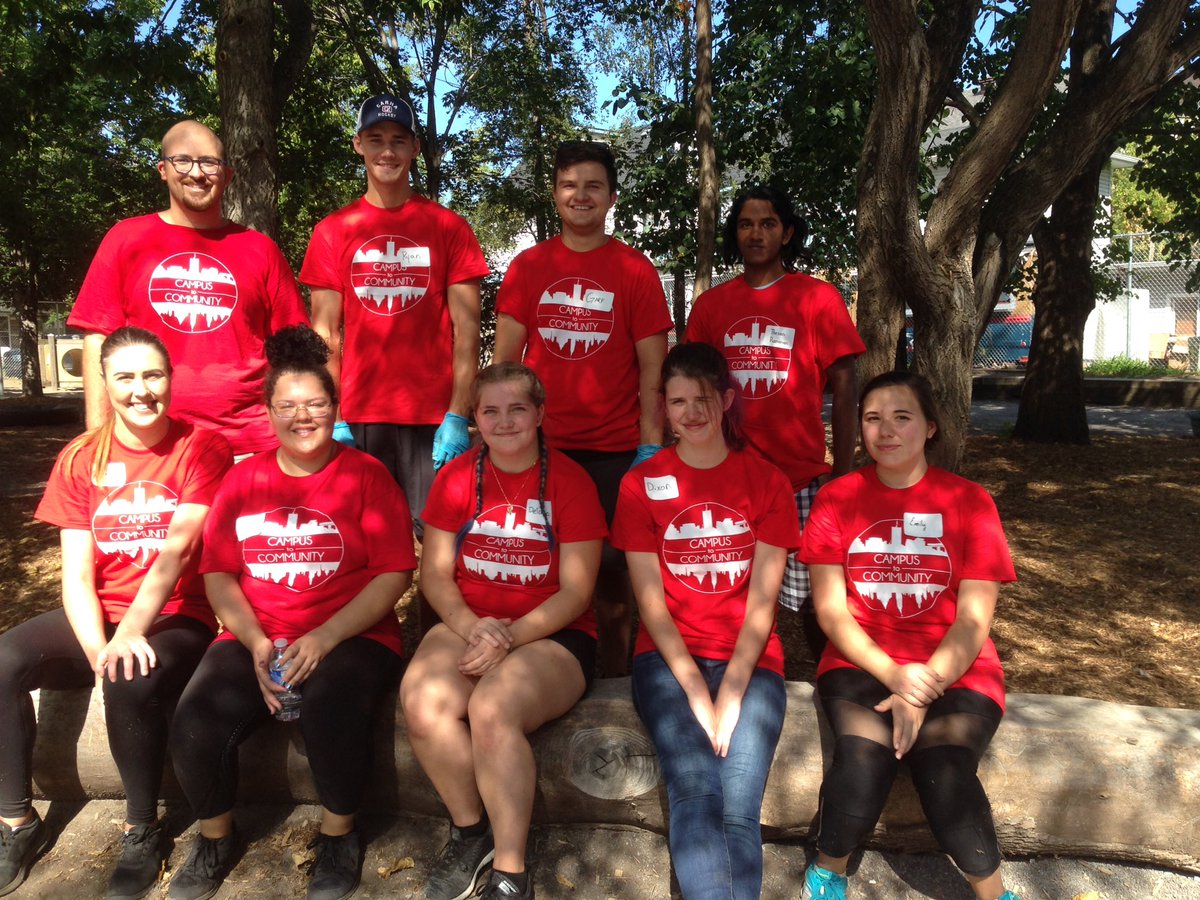 AlexLemieux_'s tweet photo. Success! Clean yard and an extatic principal! @CarletonSEO #CarletonServes https://t.co/n4vtWSlpvC