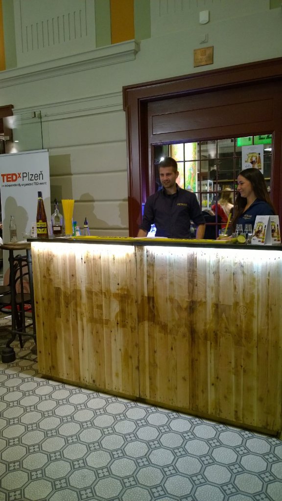 TEDxPlzen's tweet photo. Panák #metaxa rozhodně večeru kouzlo neubere #afterparty #tedxplzen #kruhy https://t.co/tNb8TduoO7