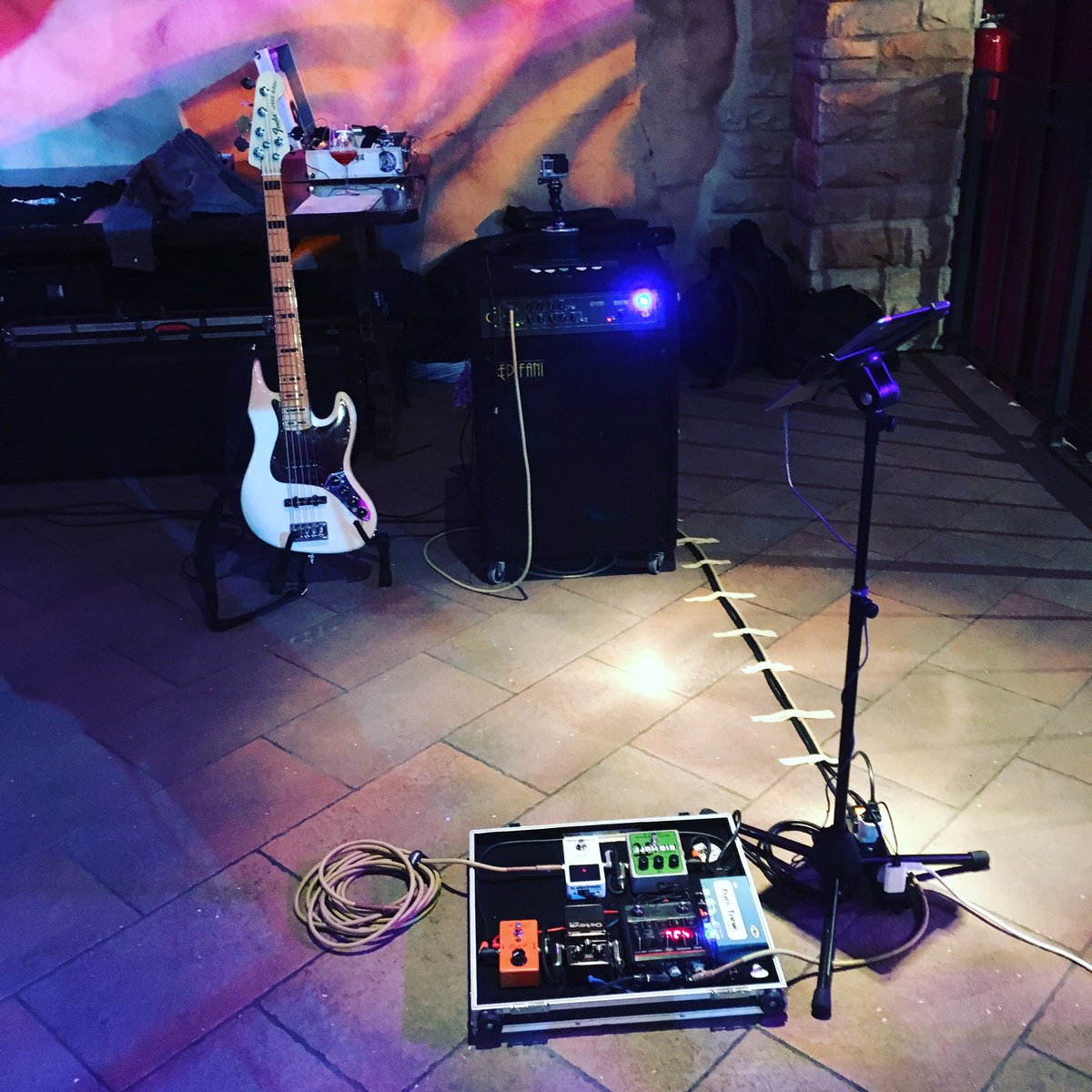 RiccardoAlbori's tweet photo. Stasera #GamblerBand Live al #ReDiMezzo di Padova.
#RockNRoll #Venice #FenderJazz #Fender #FenderJazzDeluxe #BassPlayer #InstaBass https://t.co/e1Oi1w37oJ