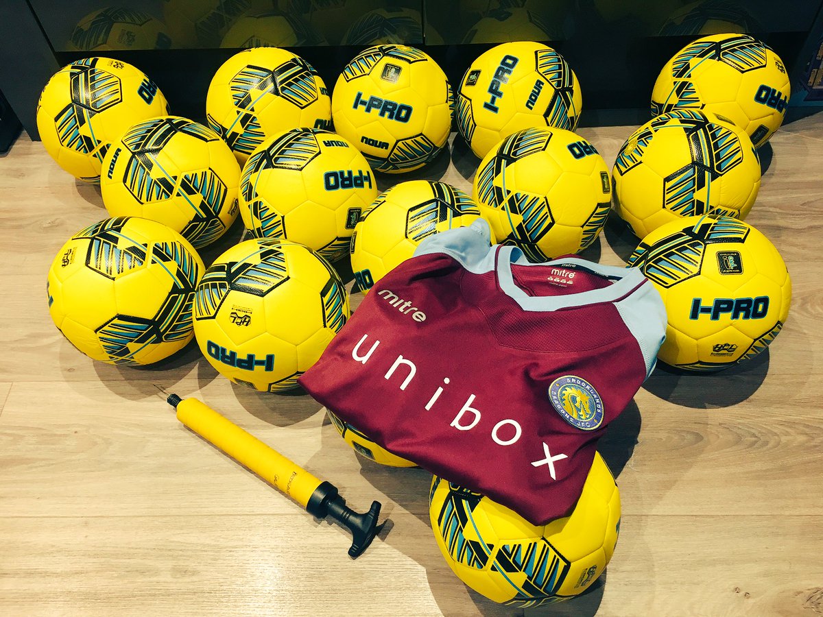 BDJFC_GALAXY's tweet photo. 16 new footballs and new kit from our local kit supplier @CooperSports1 How much to inflate them next time lads 😰😜#saturdaynightworkout 😂 https://t.co/VXanOlMM0v