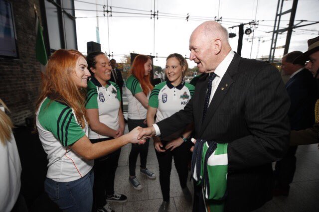 Champs! Governor-General Sir Peter Cosgrove meets the Irish Inter #AFL team <a href="/IrishBanshees/">Eric OBrien</a> after their <a href="/AFLIntCup/">AFL InternationalCup</a> victor!#SportsDiplomacy