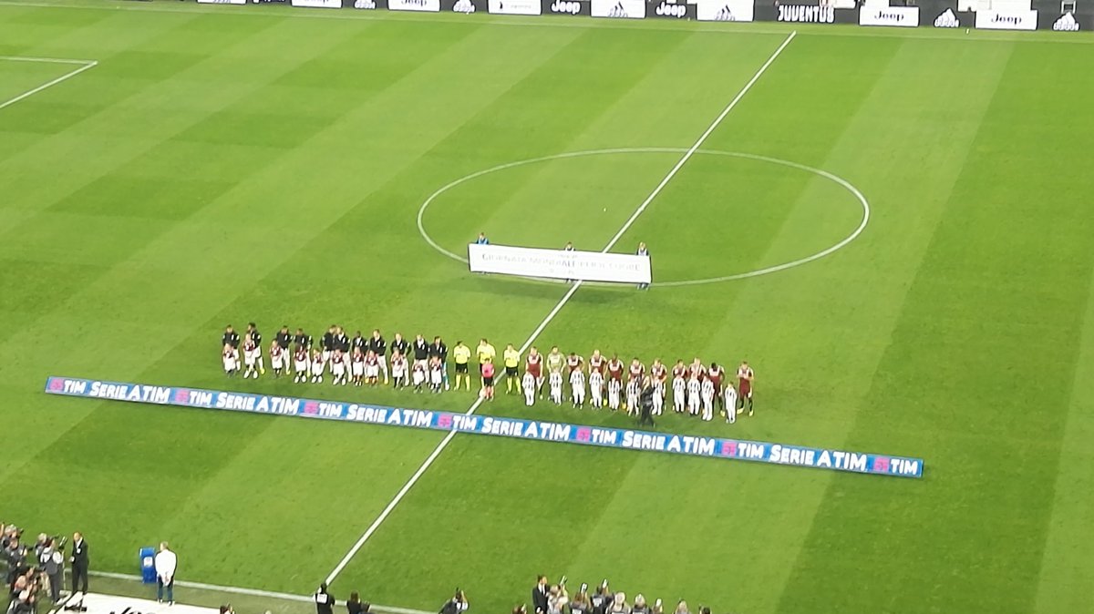 #JuventusTorino, squadre in campo. Tutto pronto per il #DerbyDellaMole