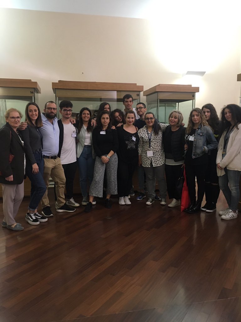 MusMontesarchio's tweet photo. #gep2017 #naturaecultura gli educatori museali hanno mostrato i reperti del museo ai visitatori #alternanzascuolalavoro https://t.co/0xEz62ne2A