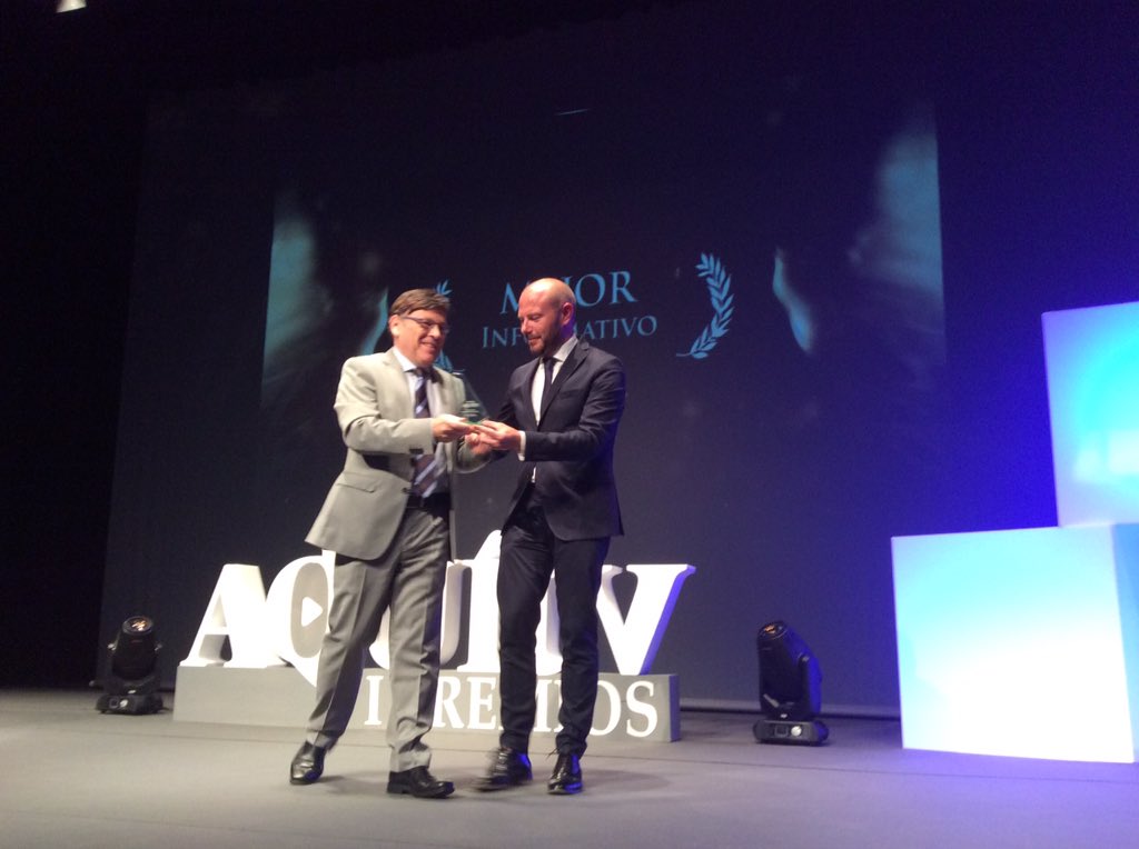 AquiTelevision's tweet photo. El primer premio de la gala es para Pedro Piqueras por @informativost5 Recoge el premio @JuanAngarilla #PremiosAquiTV https://t.co/eFisOj60QP