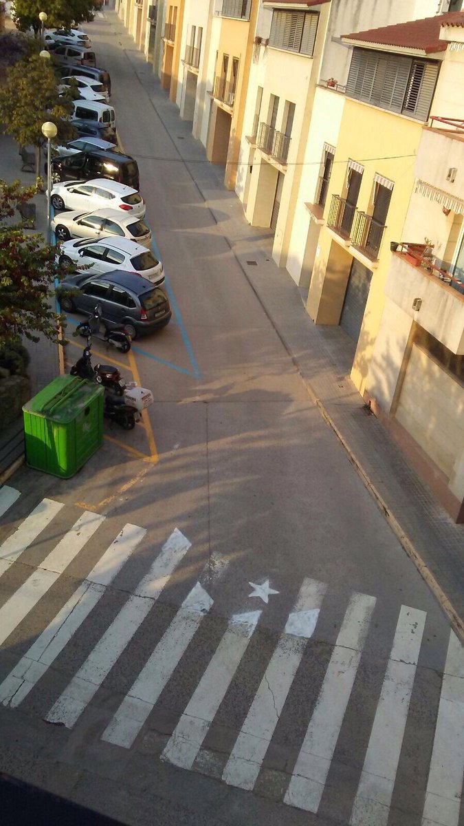 Llibertatcat's tweet photo. S'inicia a la xarxa una campanya per convertir els passos de zebra en murals d'estelades gegants #PasDestelada https://t.co/jH9V6cs9SP