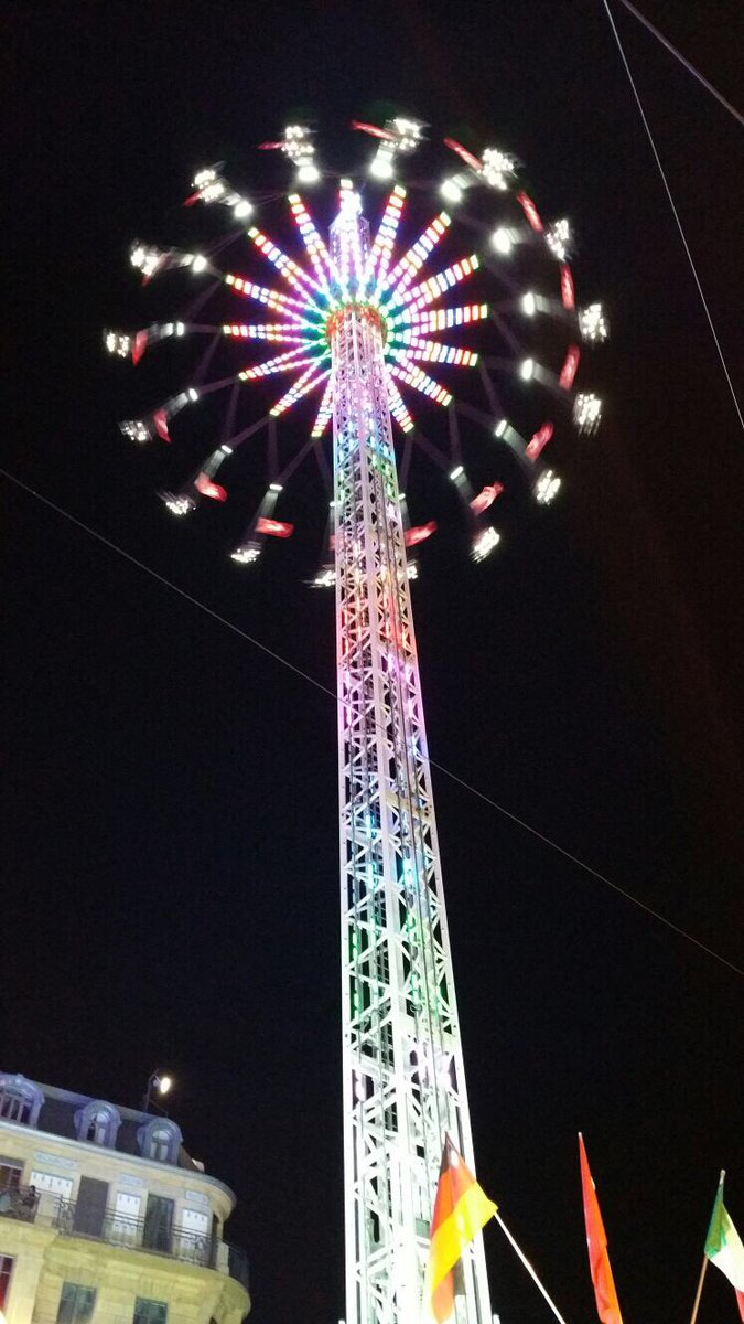 JeromeLo's tweet photo. Météo idéale, bonne ambiance et sensations fortes à la #Fetedesvendanges #FDV2017 #Neuchatel #Jura3Lacs https://t.co/0COfIK4mxh