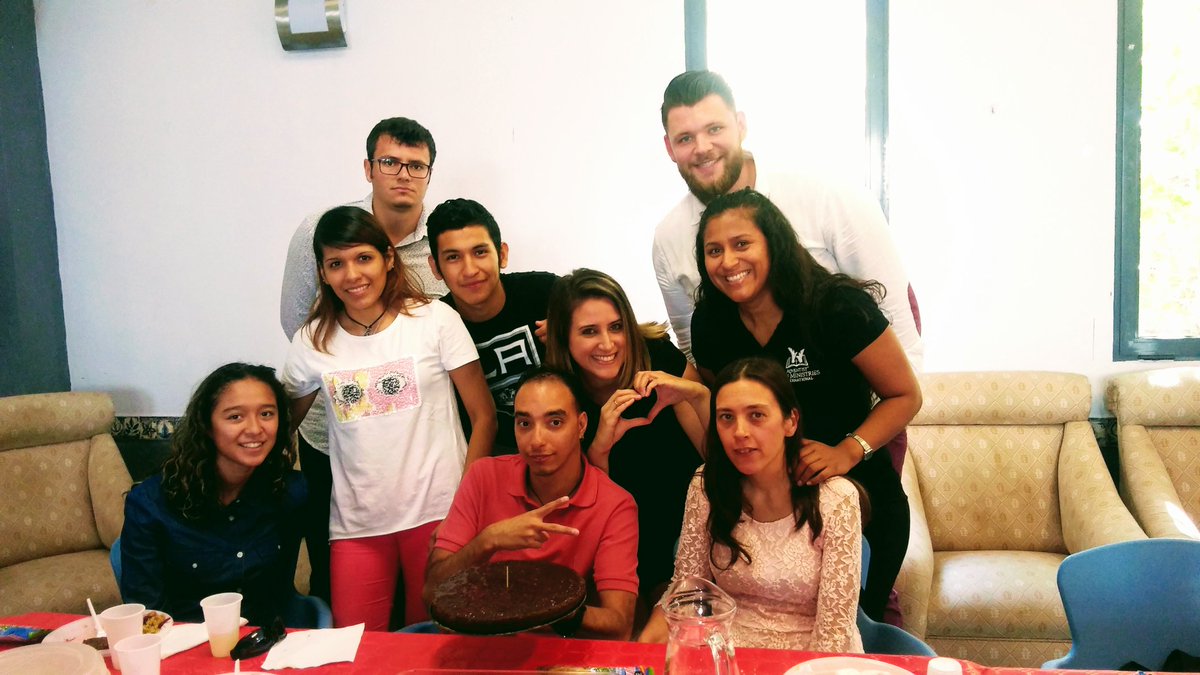 Cada año celebramos el cumpleaños de unos de nuestros amigos Sordos. Es una bendición tenerlos en la Iglesia.