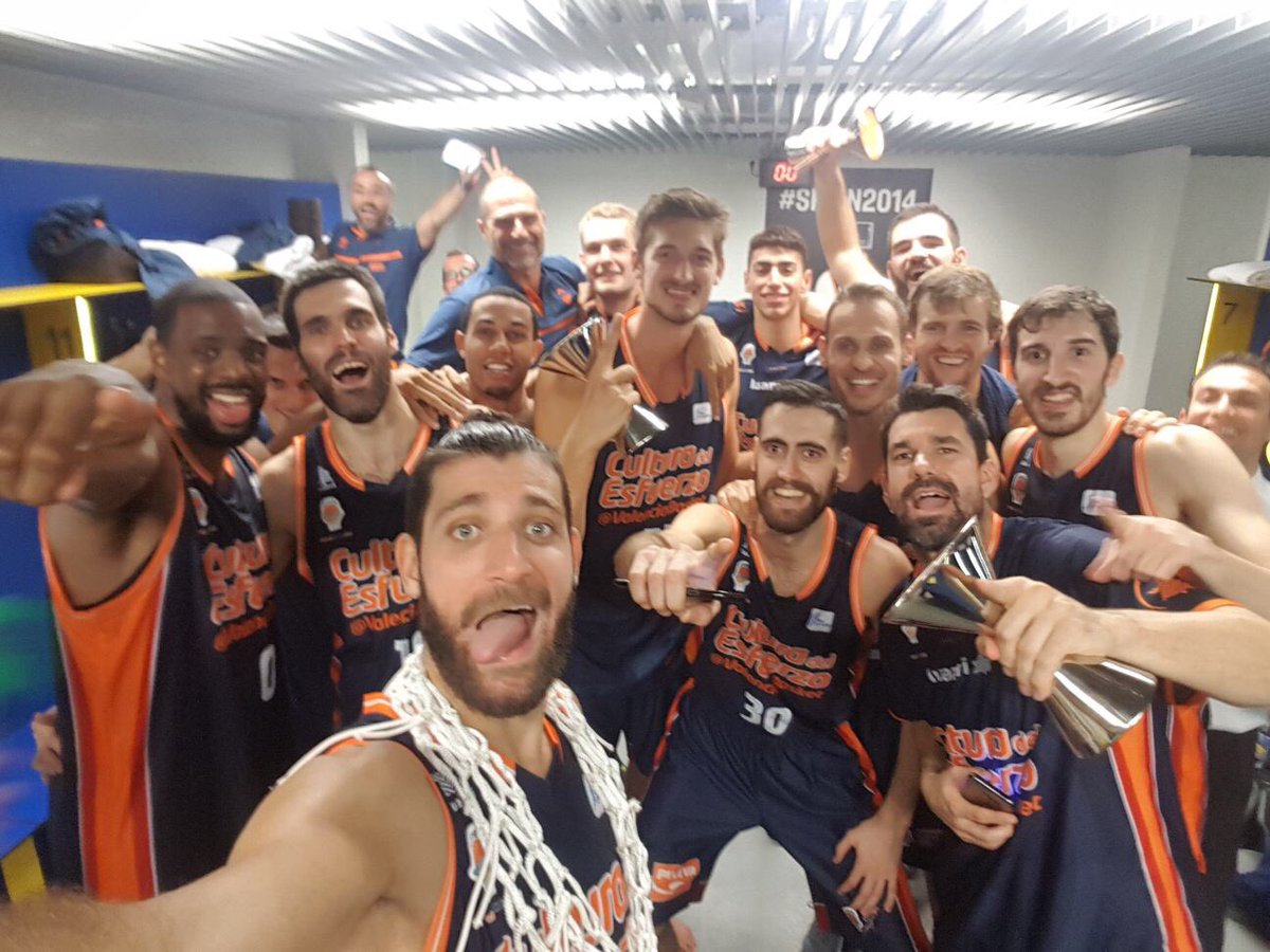 saneme9's tweet photo. Q esto no pare!! Equipo!!!Muy contento!! Primera supercopa de la historia del @valenciabasket #amuntvalencia #SupercopaEndesa https://t.co/bF3IzgbzNf