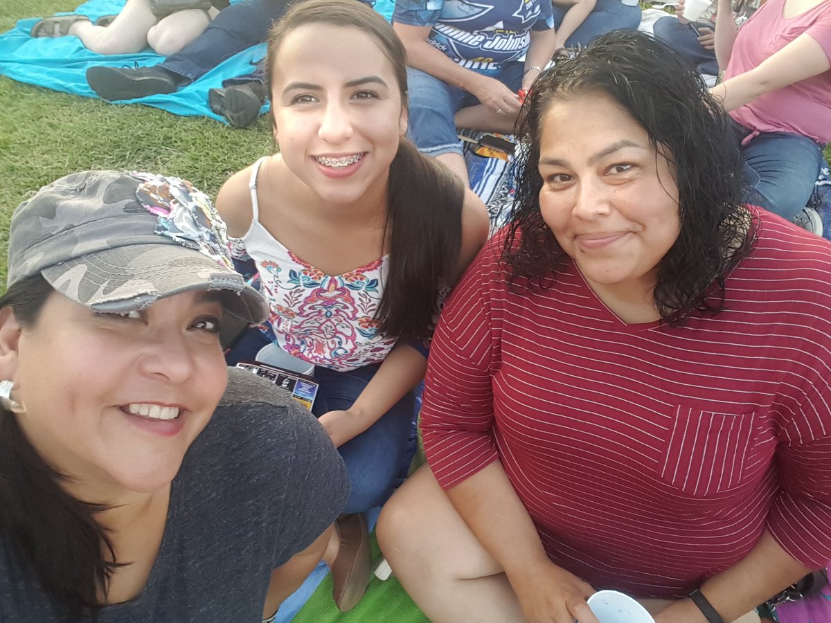 destrada426's tweet photo. #pickmekscs WE LOVE LUKE BRYAN! https://t.co/1uub4fSsbN