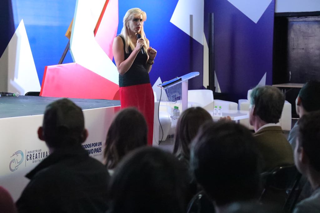 angelique_c's tweet photo. Bárbara @ophcourse y su charla "Los youtubers son cosa seria" #Col40Medios https://t.co/MAnVaMJPyD