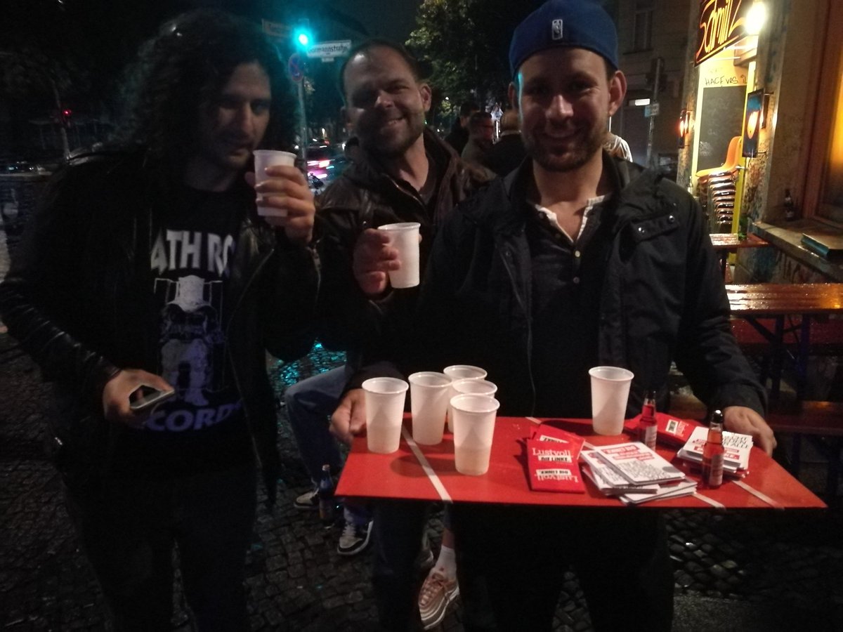 Steve_Rauhut's tweet photo. Darf's ein Sektchen sein? Auf die letzte Wahlkampfnacht! #lustauflinks #BTW17 #wk75 https://t.co/G89vCI4nkN