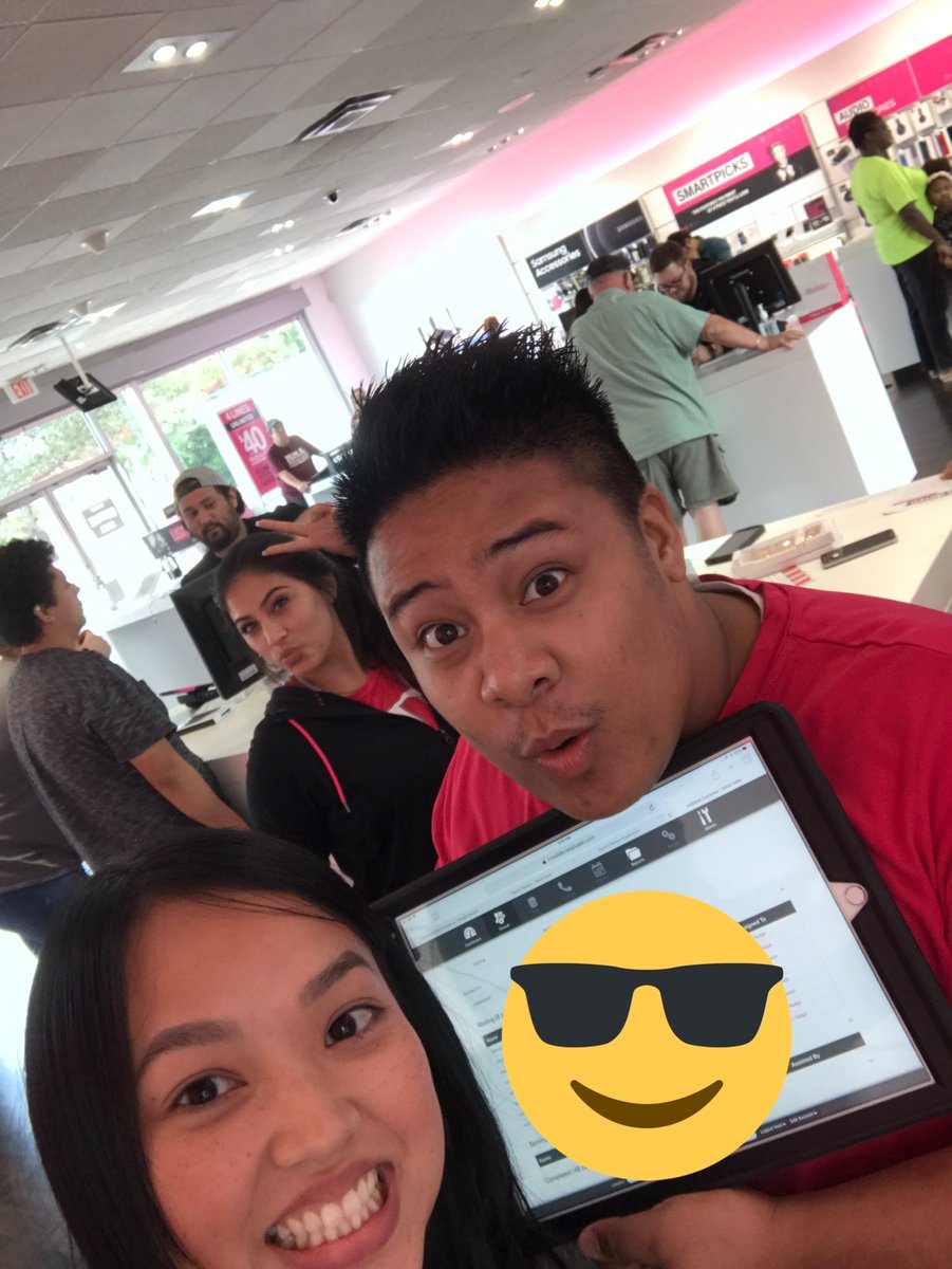 _Nina_To's tweet photo. College Station is poppin today! #applelaunch #retailvalet @Alisa_Arner @johnnyjcastro @domjrcoleman @JonFreier https://t.co/xzPbrAIvV7