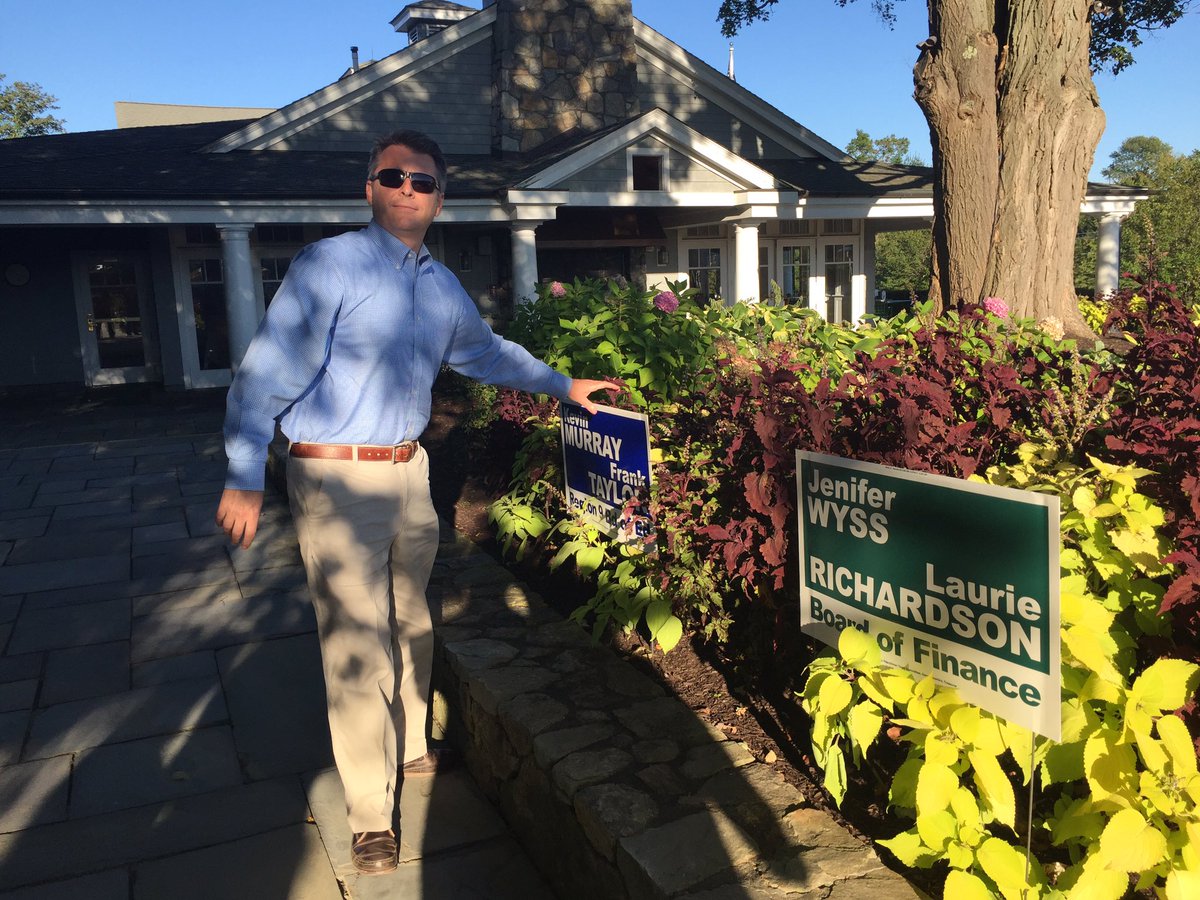 ReddingGOP's tweet photo. Thanks Michael for bringing the lawn signs. #ReddingGOP https://t.co/46WYwZIWix
