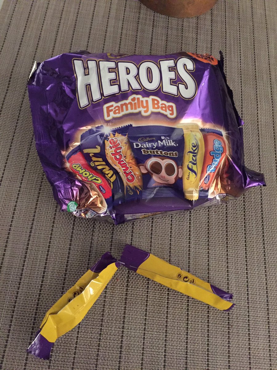 Missavoo's tweet photo. @CadburyUK very disappointed that I got a half opened flake #cadbury #stale #disappointed #sad #halfaflake #flake #movingtonestle 😫😫😫 https://t.co/tO0DnXpRwL