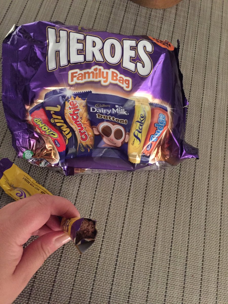 Missavoo's tweet photo. @CadburyUK very disappointed that I got a half opened flake #cadbury #stale #disappointed #sad #halfaflake #flake #movingtonestle 😫😫😫 https://t.co/tO0DnXpRwL