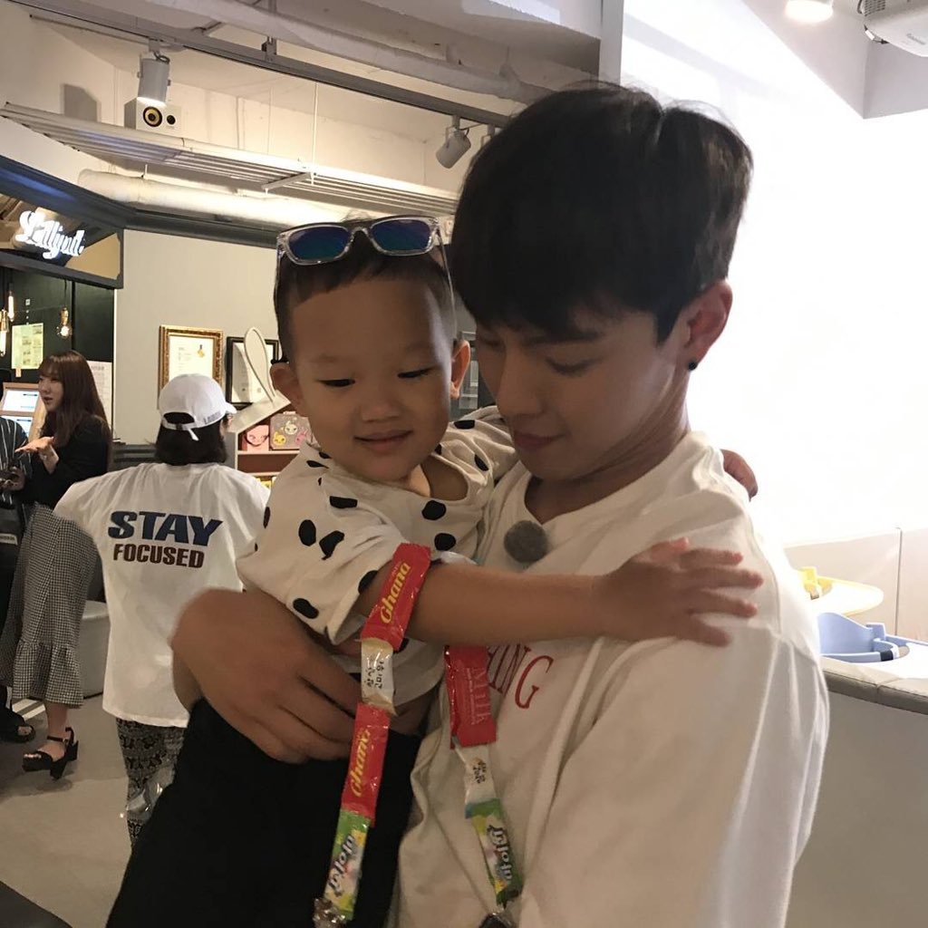 MX_Monbella's tweet photo. #WeLoveMonstaXBecause they treat the little kids like their very own children ❤️😍😍 #MonstaXRay2 https://t.co/ymCxG1xBSo