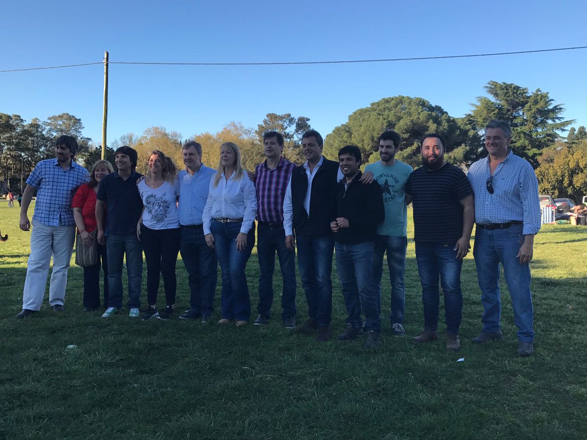 SergioMassa's tweet photo. Con @Stolbizer terminamos #1Día en Azul, charlando con los vecinos en nuestra recorrida por el parque de la ciudad. https://t.co/zIGnx5fV7F
