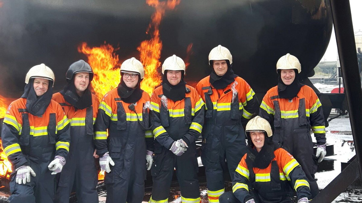 Preparing our new "Heineken-team". Industrial fire fighting, training centre the Maasvlakte by Falck @FalckAcademy