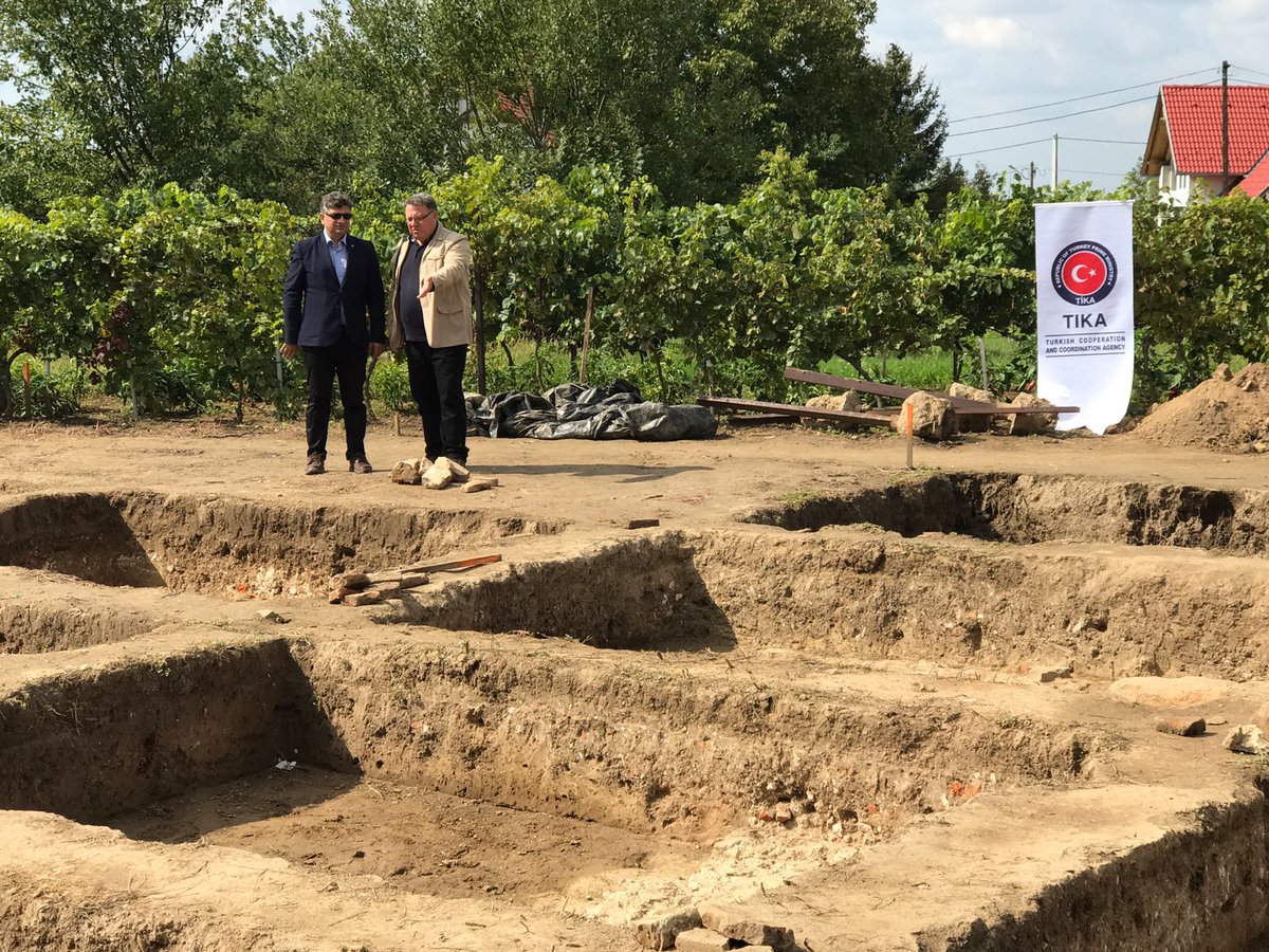 Kazı alanında TİKA Budapeşte Koordinatörü Prof. Dr. Suleyman Kızıltoprak ve Türk kazı ekibi baskanı Prof. Dr. Ali Uzay Peker