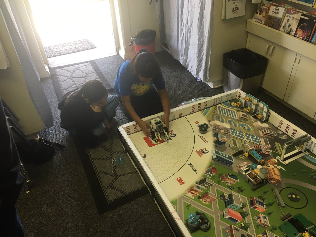 ComptonRobotics's tweet photo. FLL teams are completing  Hydrodynamics challenges @ComptonUnified https://t.co/Fa6qxpJeik
