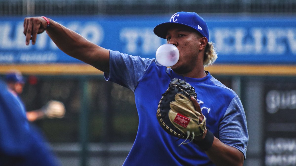 Warming up, the @SalvadorPerez15 way 🍬💪 #RaisedRoyal https://t.co/84b5aEU4fk