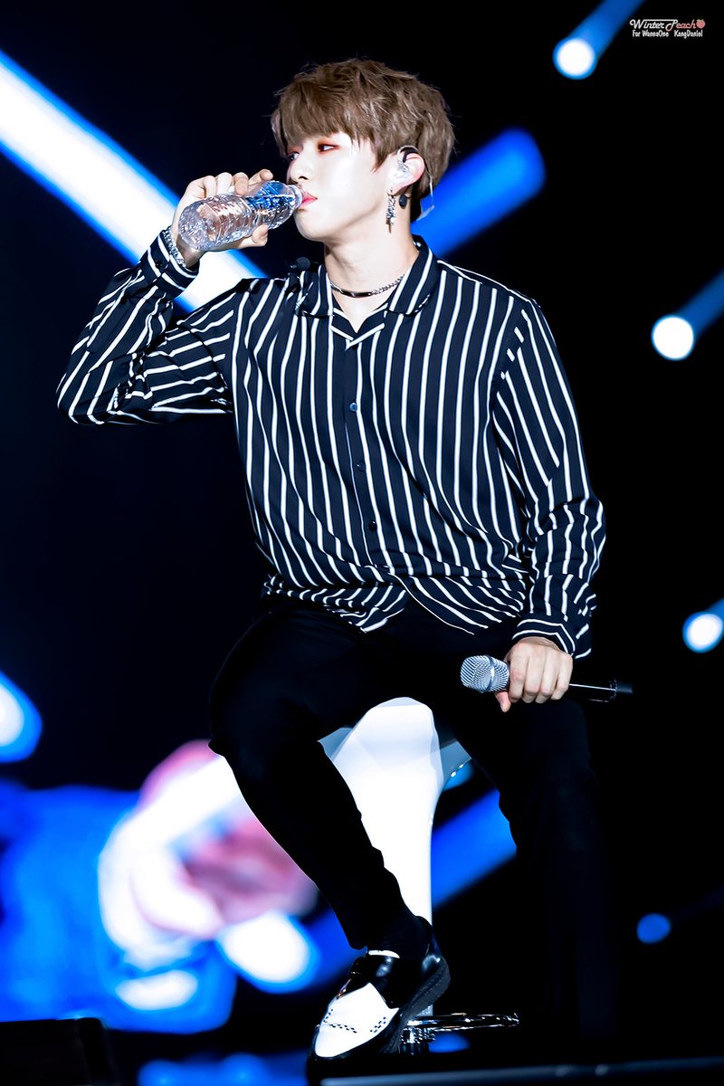※워너시티에 물마시는 다니엘 나온기념※ 물마시는 다니엘중에 가장 사랑하는 컷 아끼고 아껴두다 이제야 공개♡ #강다니엘_잘생겼다 #워너원...