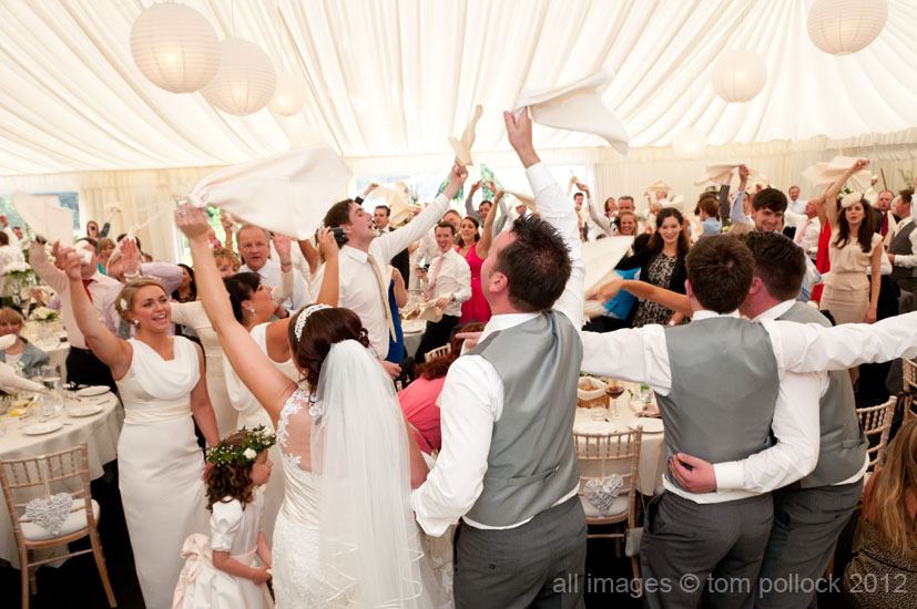 bestsingwaiters's tweet photo. Get those napkins in the air!! #singingwaiters #weddingideas #brides #grooms #weddings https://t.co/veTCcAtadm