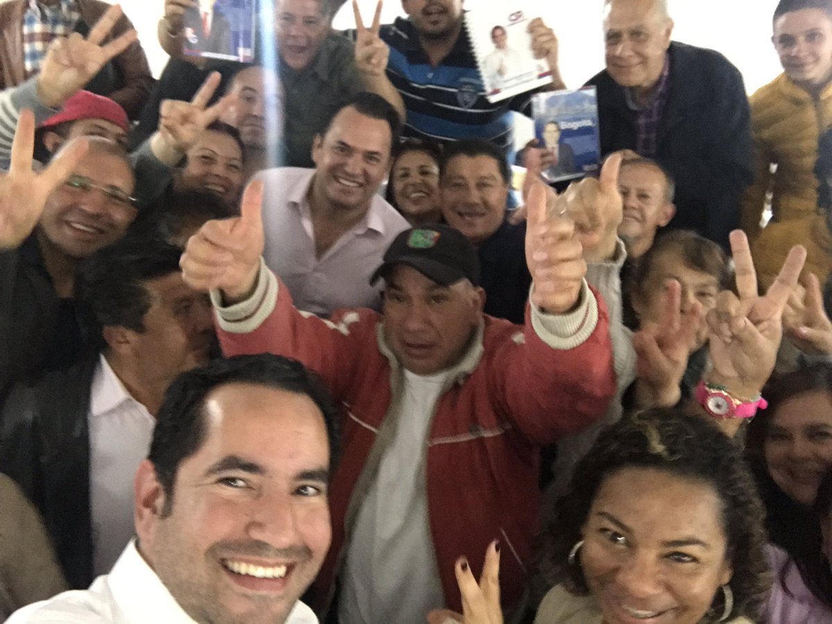 RolandoGonGa's tweet photo. Trabajando con la comunidad de #Suba el día de hoy. Siempre es nuestra prioridad darle seguimiento a la gestión. 
#PasiónPorBogotá https://t.co/u7klZILjYy