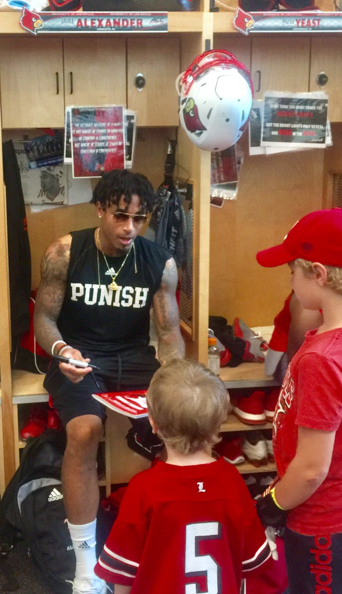 Sneaking Deacon tweet media