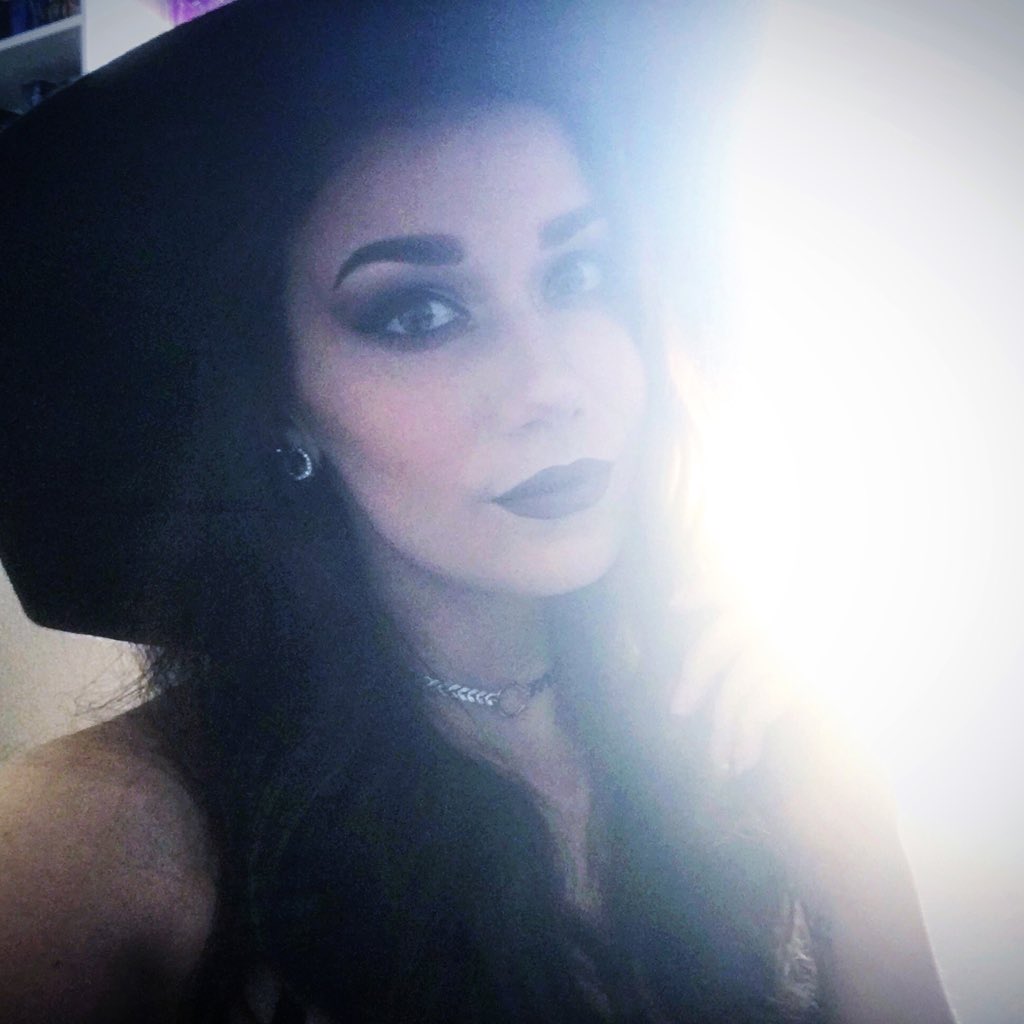 brewitching's tweet photo. #NewProfilePic #witchbitch #vampire #elemental #psyvamp https://t.co/q1F8lFeb1z