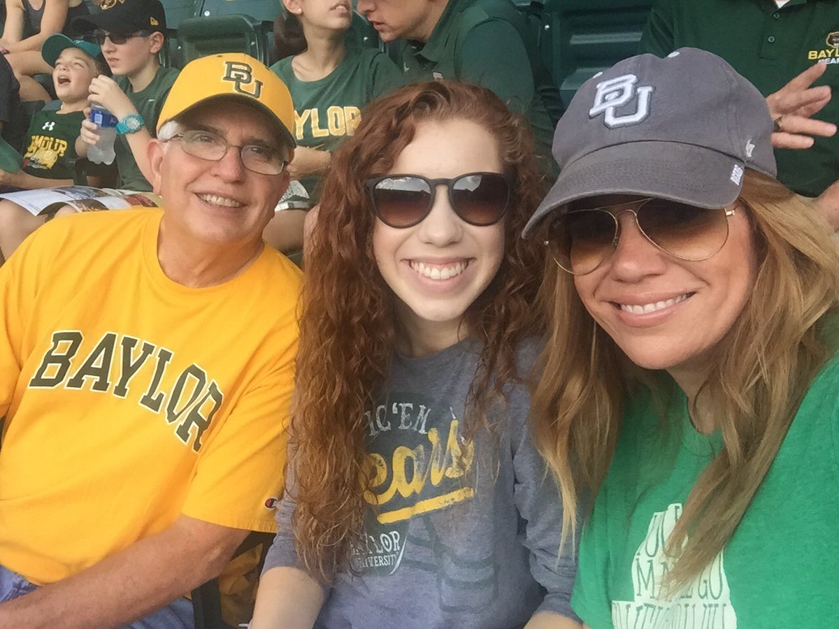 thatredheadkim's tweet photo. 💚💛
#SicEm https://t.co/cujVItgi5m