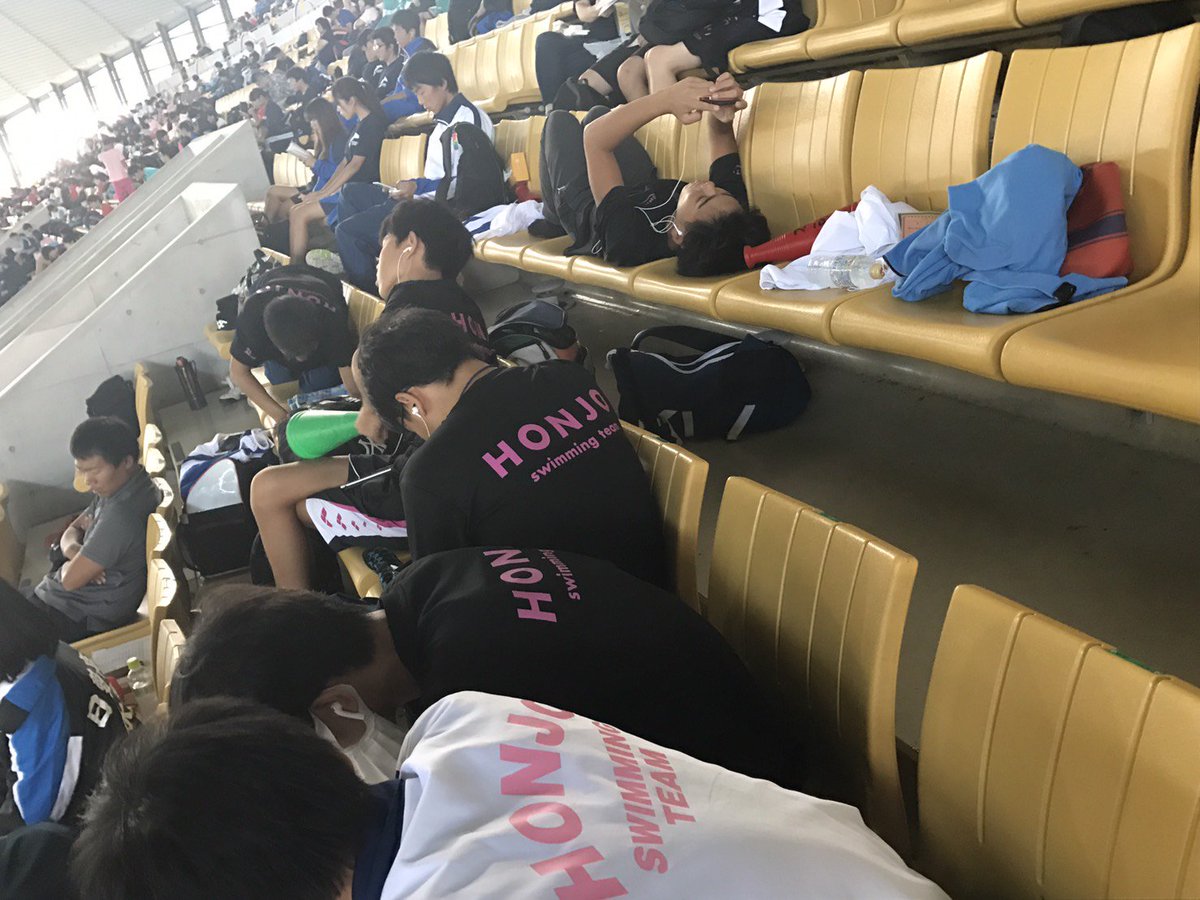 今日は新人戦2日目です！🔥
1日目の疲れを感じる選手の顔。(笑)
眠さを吹き飛ばすくらい！泳ぐ人はがむしゃらに！泳がない人も全力で応援していきましょう！