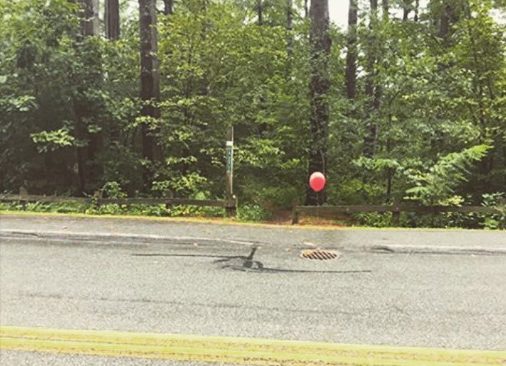 BikesBows's tweet photo. Alright...who keeps putting these red balloons up around my running paths?! #bikes_and_bows #creepy #IT #pleasestop #running #redballoon IN… https://t.co/R3xvjdBeRT