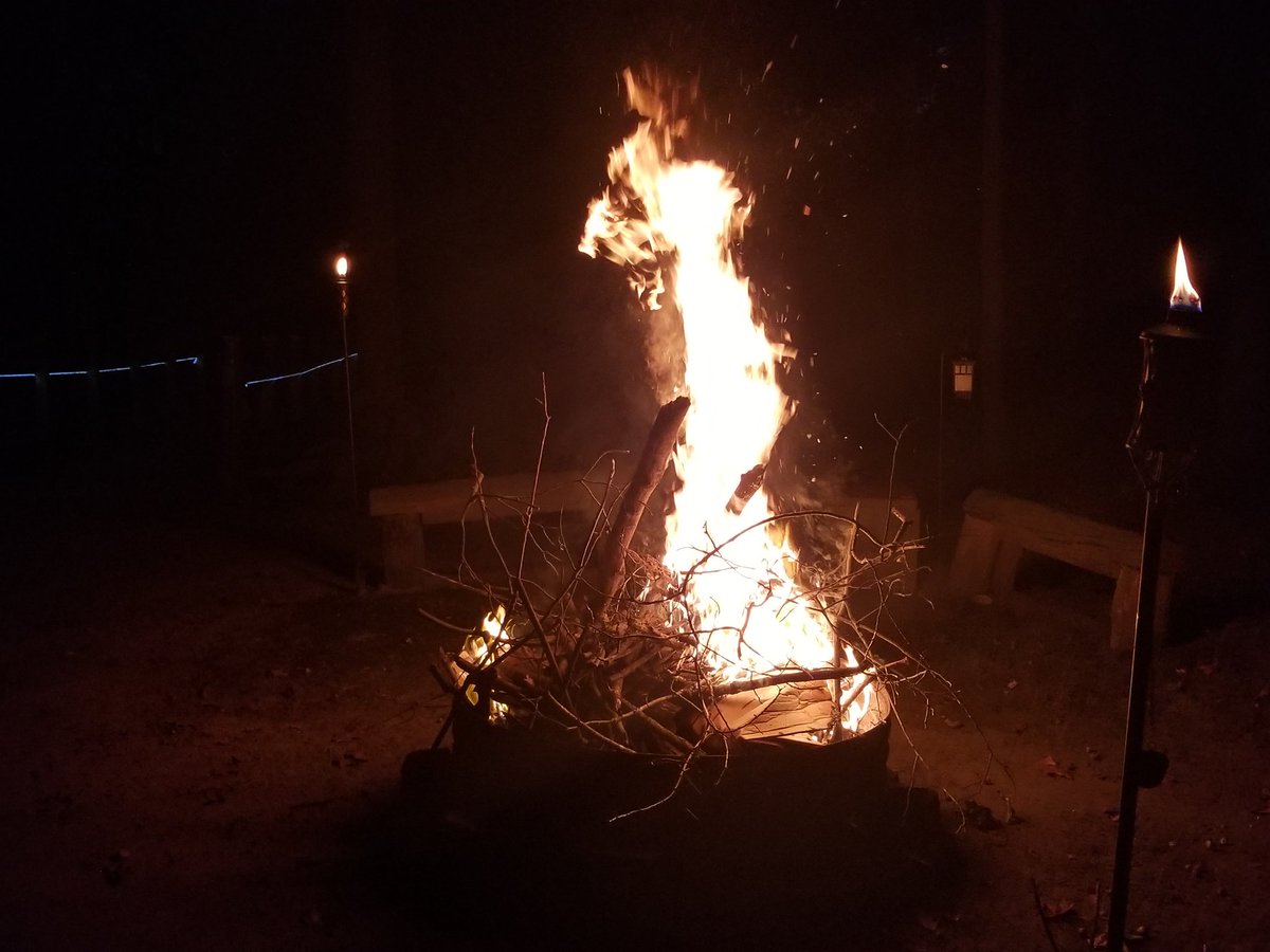 TstewartTracy's tweet photo. First Autumn Bonfire of the year is a scorture! #isitreallyfall #ilovemybackyard https://t.co/wV30MqsARI