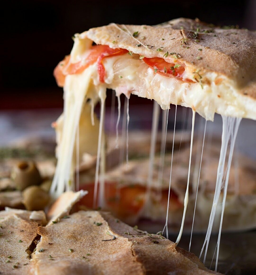 laguitarritapy's tweet photo. Hablemos de perfección 🍕🍕🍕 A esta noche de lluvia se le hace frente con nuestra bomba de queso... ¡Pizzas rellenas! 😋💥💥💥 https://t.co/MZHbtElnvd