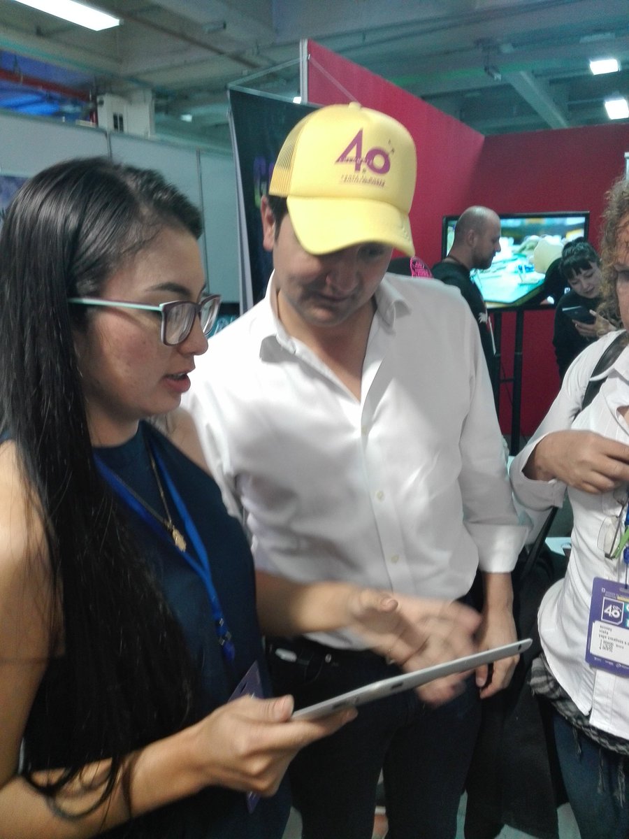 impsosalon's tweet photo. Presentando al Ministro @lunadavid nuestra plataforma web ImpsoSalon en #Col40 con el apoyo de @appsicesi @AppsCo https://t.co/CkMsf3uZpf