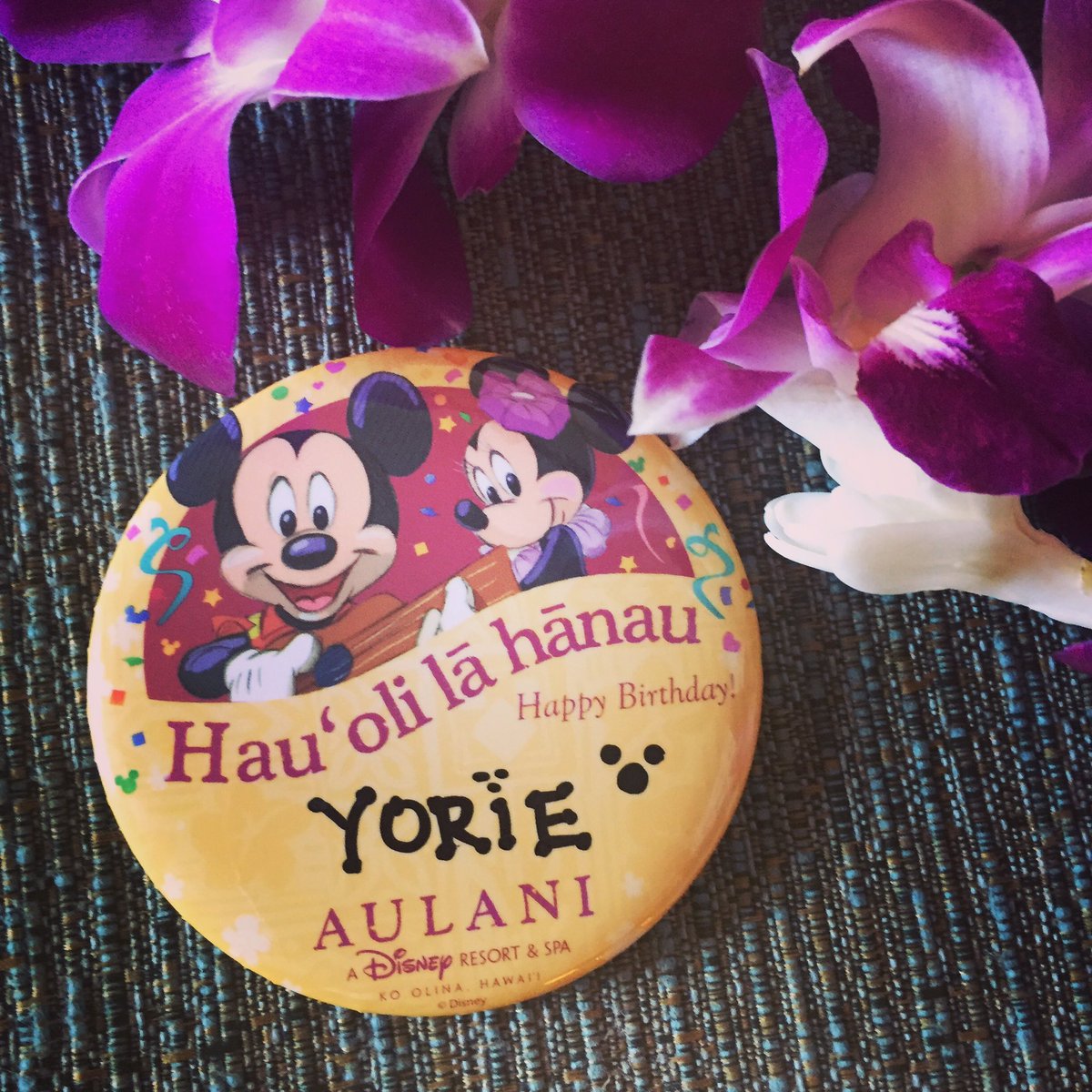 Ritsuko Hawaii アウラニでは Check In の時に アニバーサリーのゲストにスペシャルバッジをくれるんです よりえちゃん 2日遅れのお誕生日おめでとう ハワイ暮らし Aulanidisneyresort Disney Hawaii Happybirthday T Co Cyluzggykq