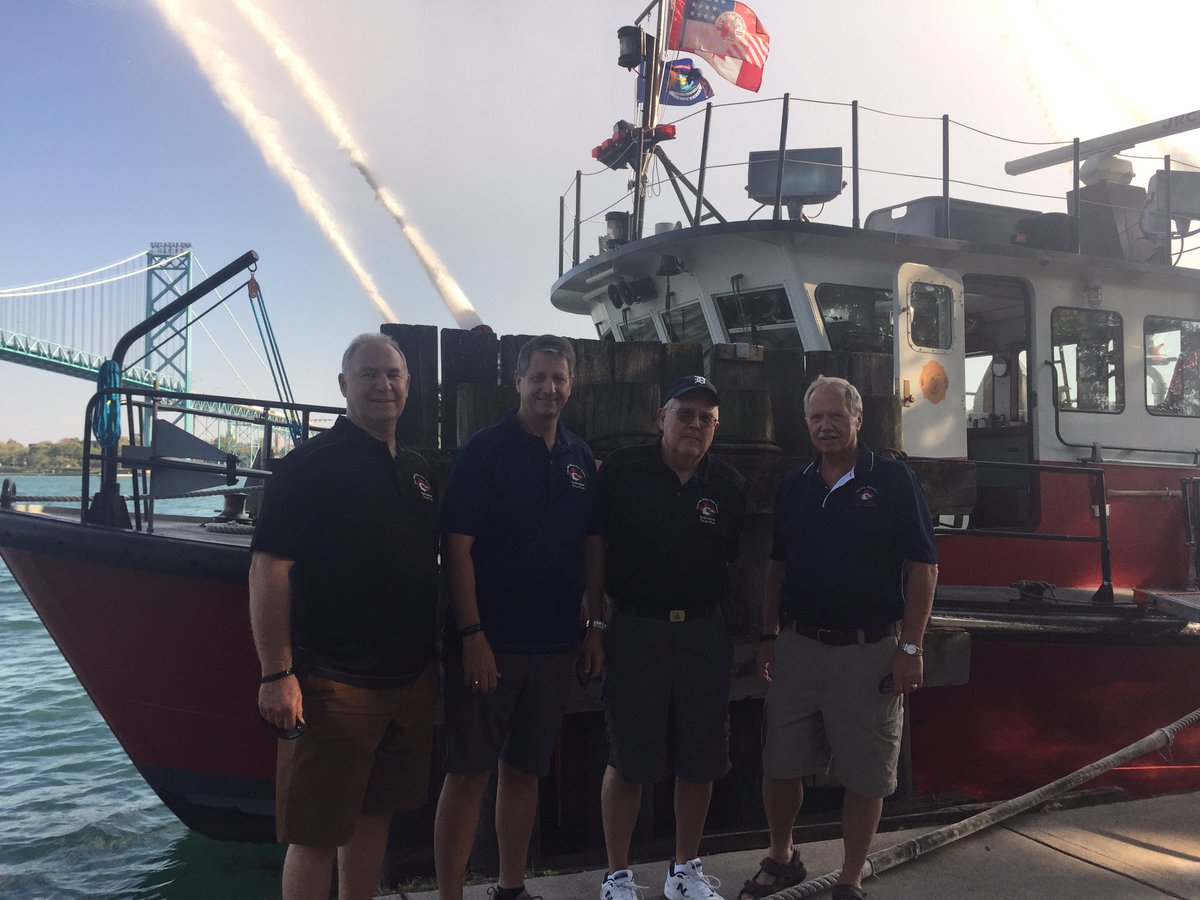 canampolicefire's tweet photo. 2022 bid process is now in progress. Our @canampolicefire board members are visiting @CityWindsorON. Check out @DetroitFire fire#boat! https://t.co/4nnuHpdxJG