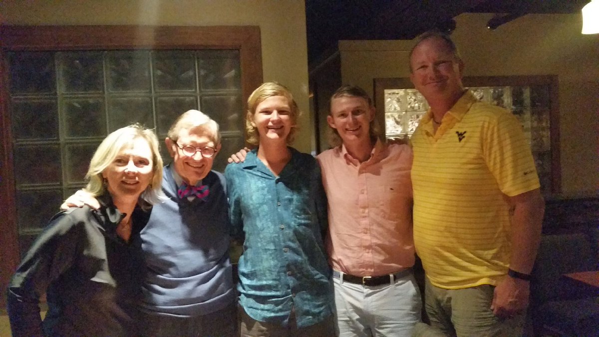 scotttw002's tweet photo. Got to meet president @gordongee at dinner tonight!! Highlight of my weekend!!! #visitwvu https://t.co/wZbxEay6kh