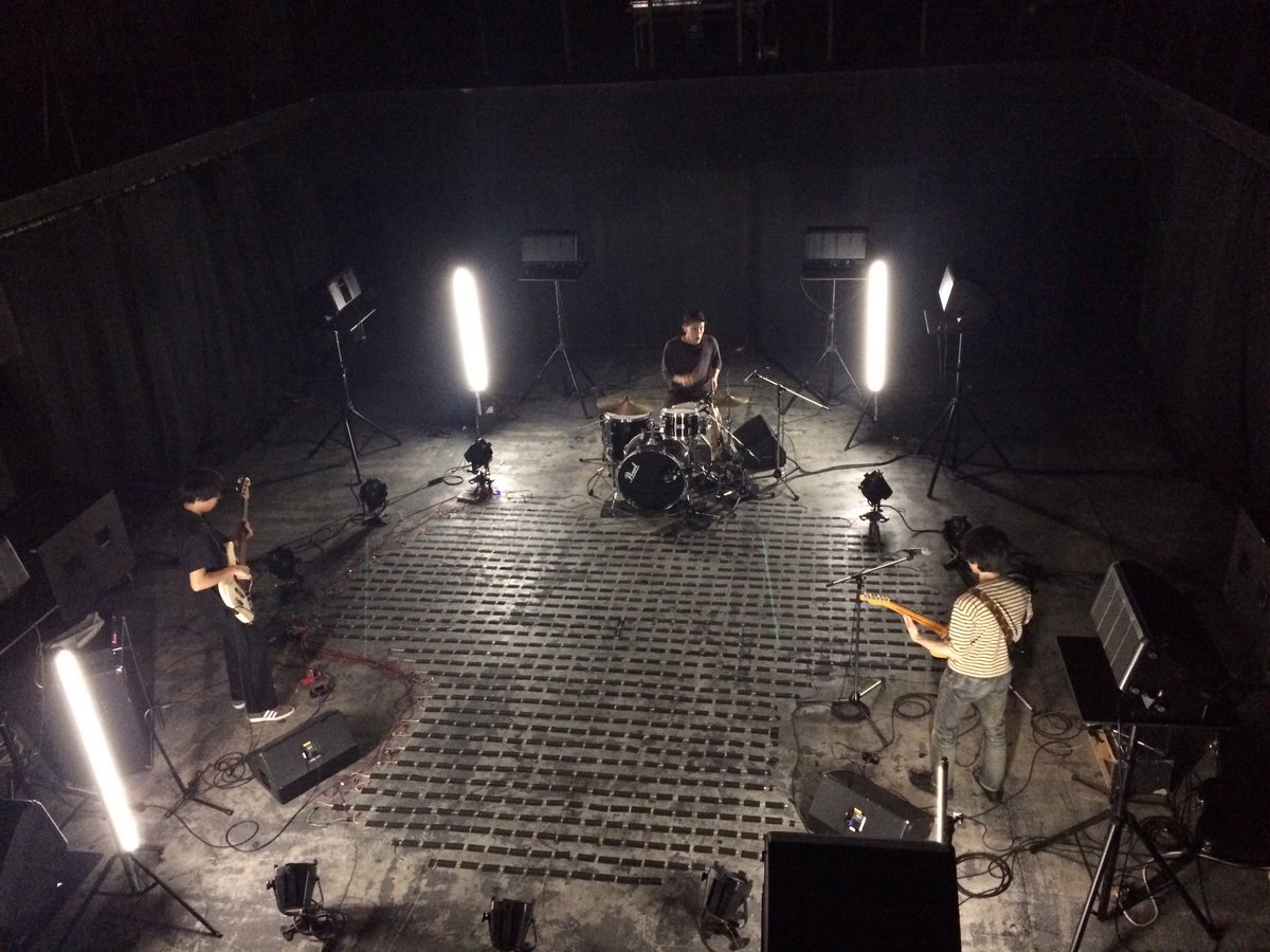 空間現代 Twitterren 大阪 名村造船所跡地にて 空間現代ワンマンライブ本日2日目です 擦過 は約60分ノンストップの長編楽曲 今回の上演は音響 照明にもこだわった特別公演です 当日券もございますので ぜひお越しください Https T Co Gsvy52xrea Https